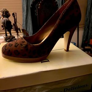 Delicious brand brown leopard heels